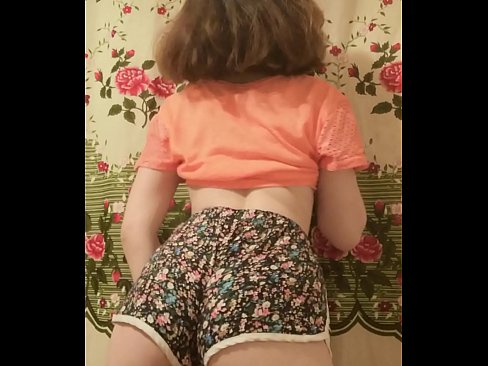 ❤️ מותק צעיר סקסי פושט את המכנסיים הקצרים במצלמה פורנו ב-iw.porncomixone.ru ️❤