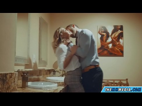 ❤️ כשבלונדינית חזה מפתה אותך בשירותים ציבוריים פורנו ב-iw.porncomixone.ru ️❤